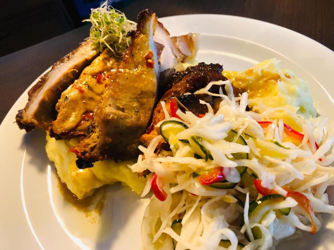 Penzion A Restauracia Hanisberg Krupina エクステリア 写真