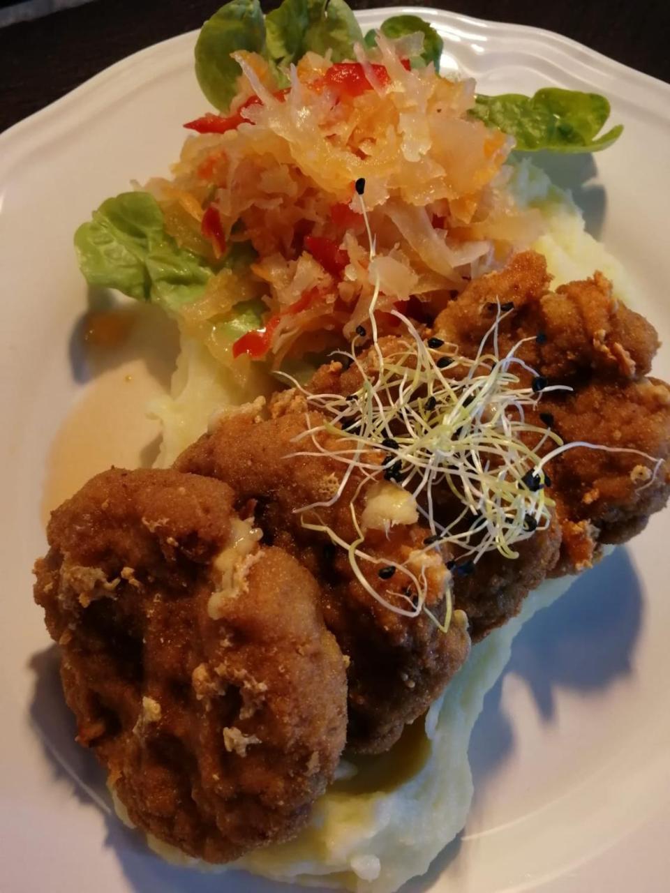 Penzion A Restauracia Hanisberg Krupina エクステリア 写真