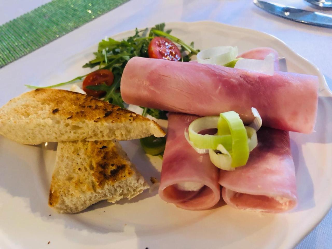 Penzion A Restauracia Hanisberg Krupina エクステリア 写真